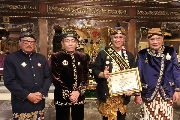 Abah Anton Charliyan Dianugerahi Sriraksa Kalpa Budaya