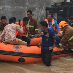 Banjir Rendam Rumah Warga di Pinggir Sungai Klekar Prabumulih, DPRD dan BPBD Turun Tangan