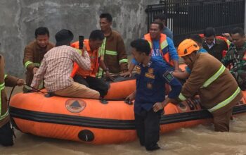 Banjir Rendam Rumah Warga di Pinggir Sungai Klekar Prabumulih, DPRD dan BPBD Turun Tangan