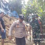 Jalan Tertutup Longsor, Bhabinkamtibmas–Babinsa dan Warga Gotong Royong Bersihkan Material