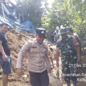 Jalan Tertutup Longsor, Bhabinkamtibmas–Babinsa dan Warga Gotong Royong Bersihkan Material