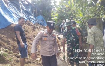 Bhabinkamtibmas–Babinsa dan Warga Gotong Royong Bersihkan Material