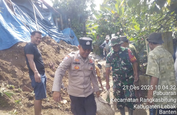 Bhabinkamtibmas–Babinsa dan Warga Gotong Royong Bersihkan Material
