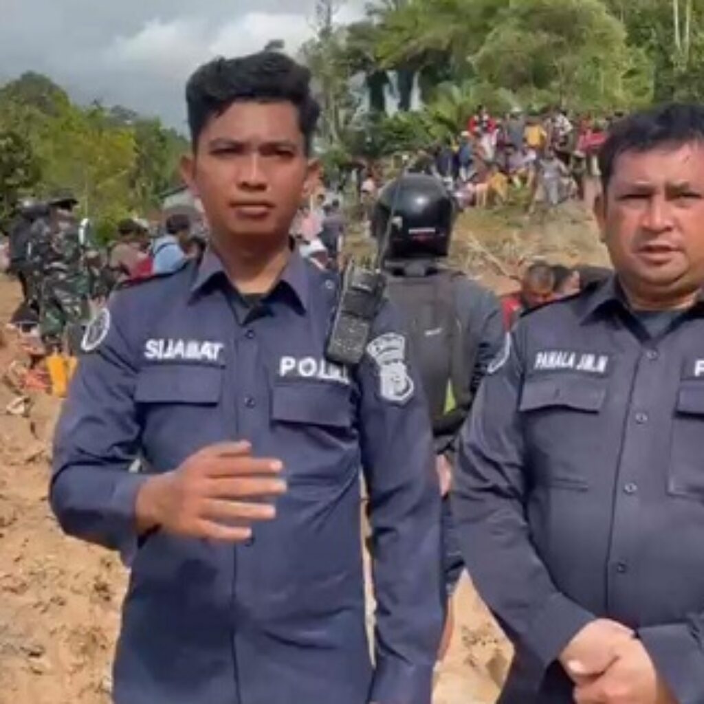Bid Humas Polda Sumut Tempuh Jalur Ekstrem Salurkan Bantuan ke Sibolga