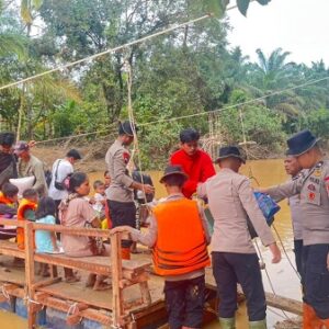 Gotong Royong Bangun Jembatan Darurat, Brimob Polda Sumut Pulihkan Akses Warga Tapanuli Tengah