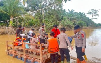 Brimob Polda Sumut Pulihkan Akses Warga Tapanuli Tengah
