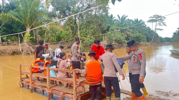 Brimob Polda Sumut Pulihkan Akses Warga Tapanuli Tengah