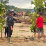 Di Balik Seragam Ada Kepedulian, Polres Labusel Bersama Warga Pulihkan Batang Toru Pascabencana