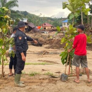 Di Balik Seragam Ada Kepedulian, Polres Labusel Bersama Warga Pulihkan Batang Toru Pascabencana