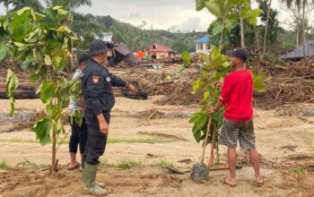 Di Balik Seragam Ada Kepedulian, Polres Labusel Bersama Warga Pulihkan Batang Toru Pascabencana