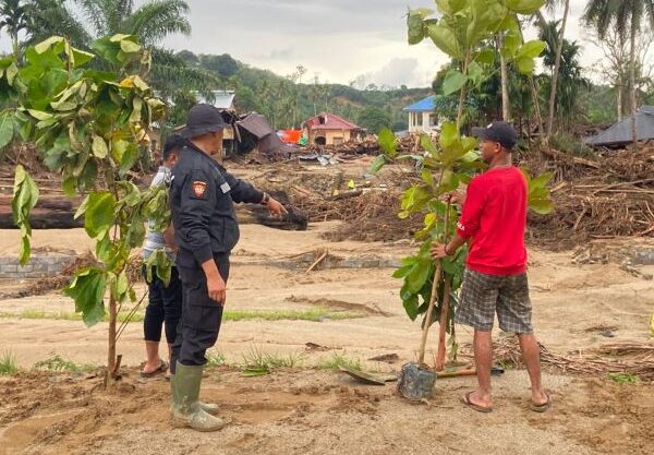 Di Balik Seragam Ada Kepedulian, Polres Labusel Bersama Warga Pulihkan Batang Toru Pascabencana