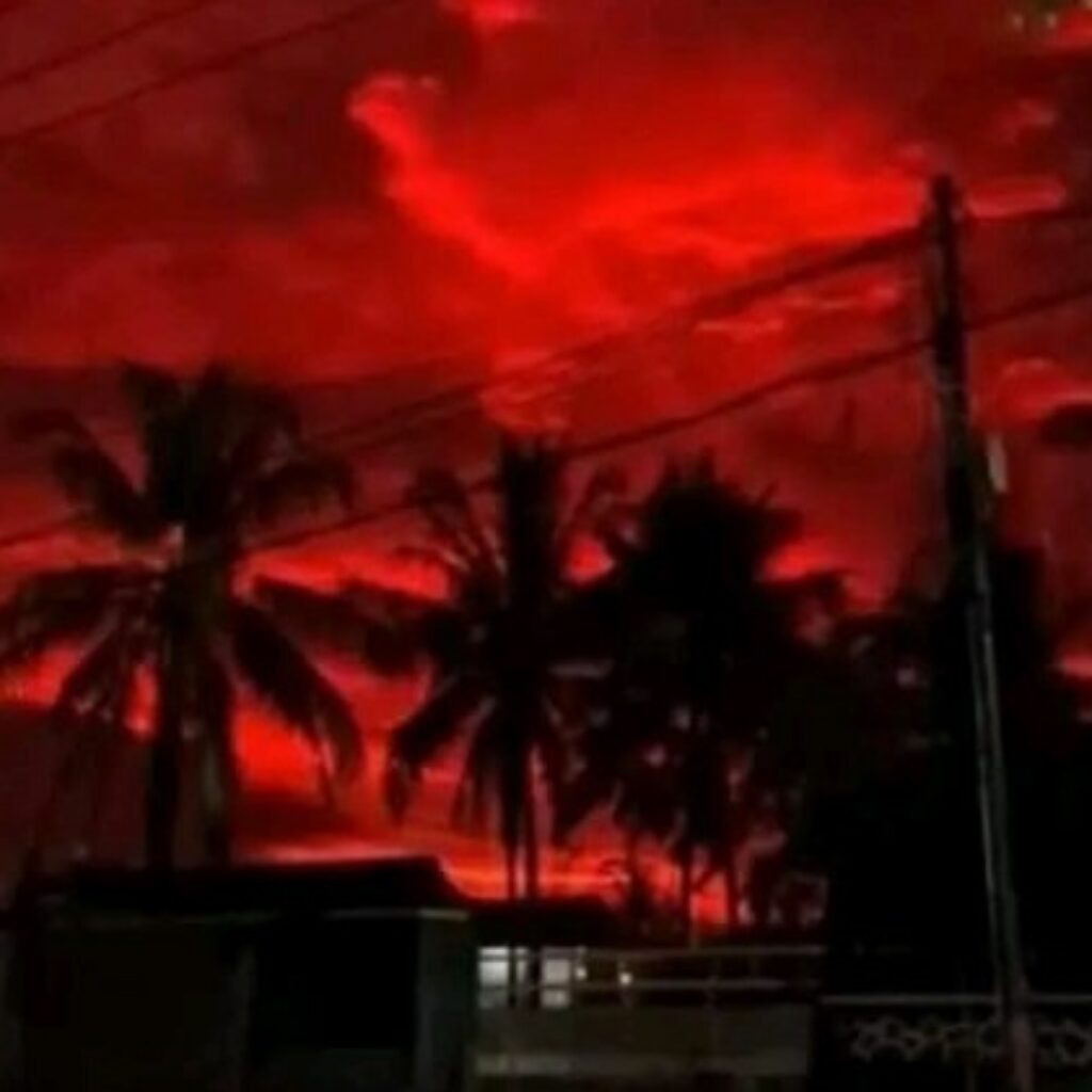 Langit Merah Selimuti Lebak Selatan, Fenomena Senja Bikin Warga Takjub