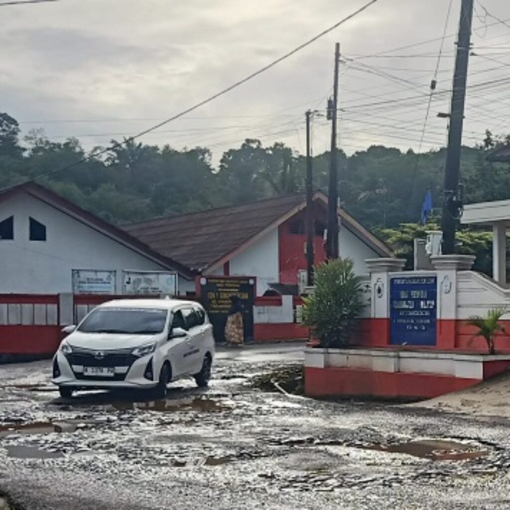 Jalan Penghubung Gunungkencana–Cirinten Rusak Parah, Warga Lebak Desak Pemerintah Segera Memperbaiki
