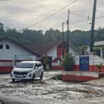 Jalan Penghubung Gunungkencana–Cirinten Rusak Parah