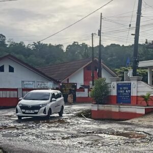 Jalan Penghubung Gunungkencana–Cirinten Rusak Parah, Warga Lebak Desak Pemerintah Segera Memperbaiki