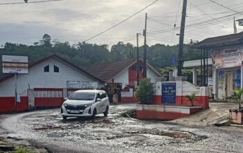 Jalan Penghubung Gunungkencana–Cirinten Rusak Parah