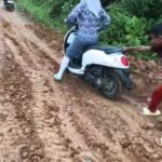 Jalan Rusak Parah di Desa Cibarani, Warga Lebak Mengeluh: “Seperti Belum Merdeka”