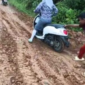 Jalan Rusak Parah di Desa Cibarani, Warga Lebak Mengeluh: “Seperti Belum Merdeka”