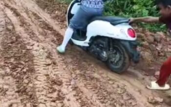 Jalan Rusak Parah di Desa Cibarani, Warga Lebak Mengeluh: "Seperti Belum Merdeka"