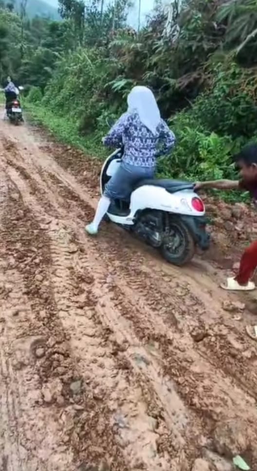 Jalan Rusak Parah di Desa Cibarani, Warga Lebak Mengeluh: "Seperti Belum Merdeka"
