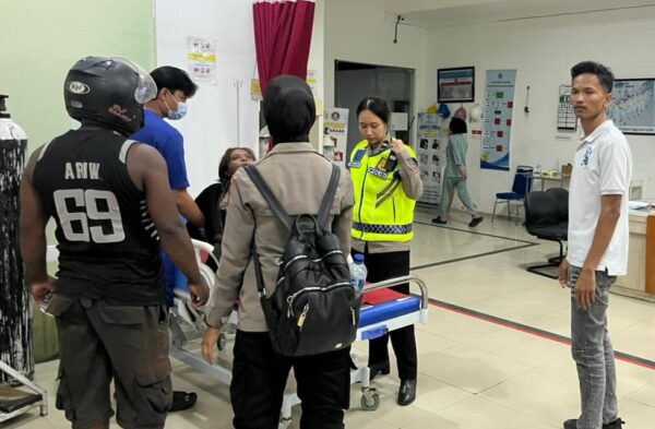 Patroli Malam Operasi Lilin Mansinam 2025, Personel Polda Papua Barat Sigap Tolong Warga di Manokwari