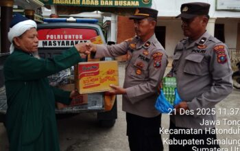 Peduli Korban Bencana, Polsek Tanah Jawa Salurkan Bantuan Kemanusiaan Melalui Tuan Guru Batak