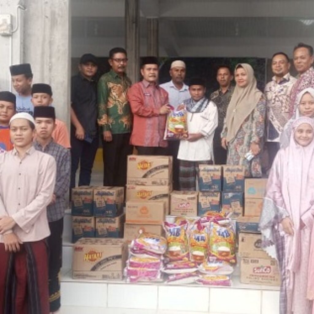 Pemkab Aceh Selatan Salurkan Bantuan untuk Ratusan Santri Terdampak Banjir