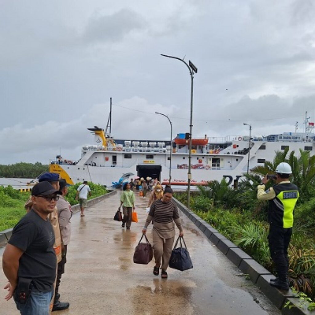 Polres Ketapang Amankan Kedatangan KM Dharma Ferry II di Ops Lilin Kapuas 2025