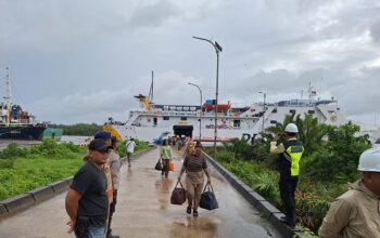 Polres Ketapang Amankan Kedatangan KM Dharma Ferry II