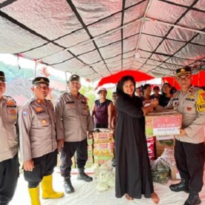 Tegaskan Kehadiran Polri di Tengah Masyarakat, Polres Sibolga Salurkan Bantuan Korban Banjir dan Longsor,