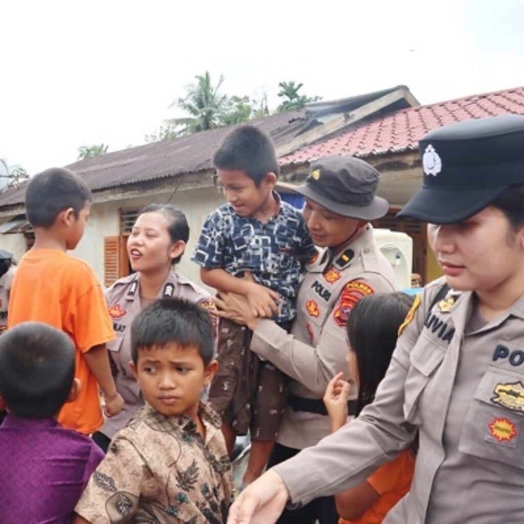 Pulihkan Trauma Anak Korban Bencana, Polwan Polres Padangsidimpuan Turun Langsung ke Batang Toru