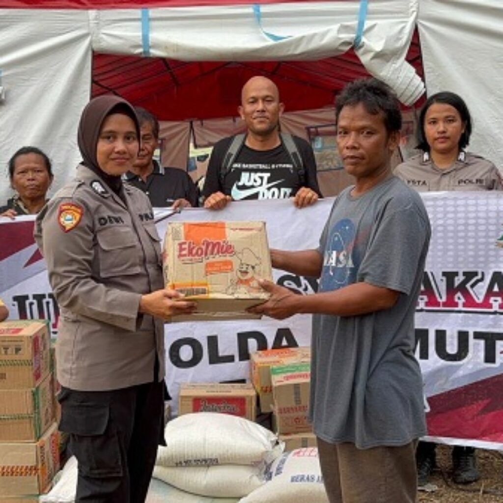 Perkuat Kepedulian Polri, Polwan Polres Sibolga Salurkan Bansos