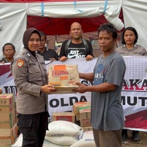 Perkuat Kepedulian Polri, Polwan Polres Sibolga Salurkan Bansos