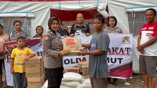 Polwan Polres Sibolga Salurkan Bansos