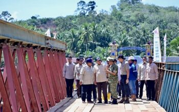 Prabowo Tinjau Jembatan Bailey Sungai Garoga