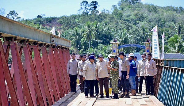 Prabowo Tinjau Jembatan Bailey Sungai Garoga