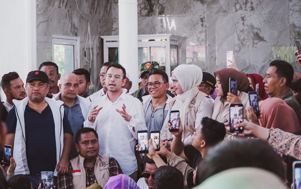 Raffi Ahmad Tinjau Posko Pengungsi Banjir di Langkat