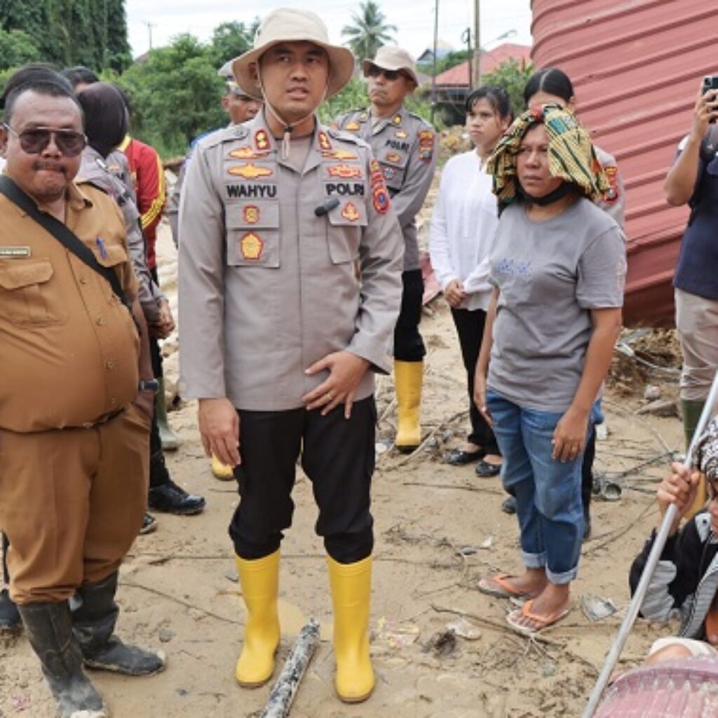 Aksi Kemanusiaan Polwan Tapteng: Utamakan Evakuasi Warga Meski Rumahnya Hancur Akibat Longsor