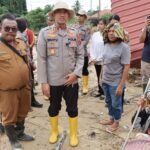 Utamakan Evakuasi Warga Meski Rumahnya Hancur Akibat Longsor