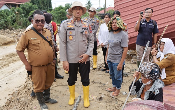 Utamakan Evakuasi Warga Meski Rumahnya Hancur Akibat Longsor