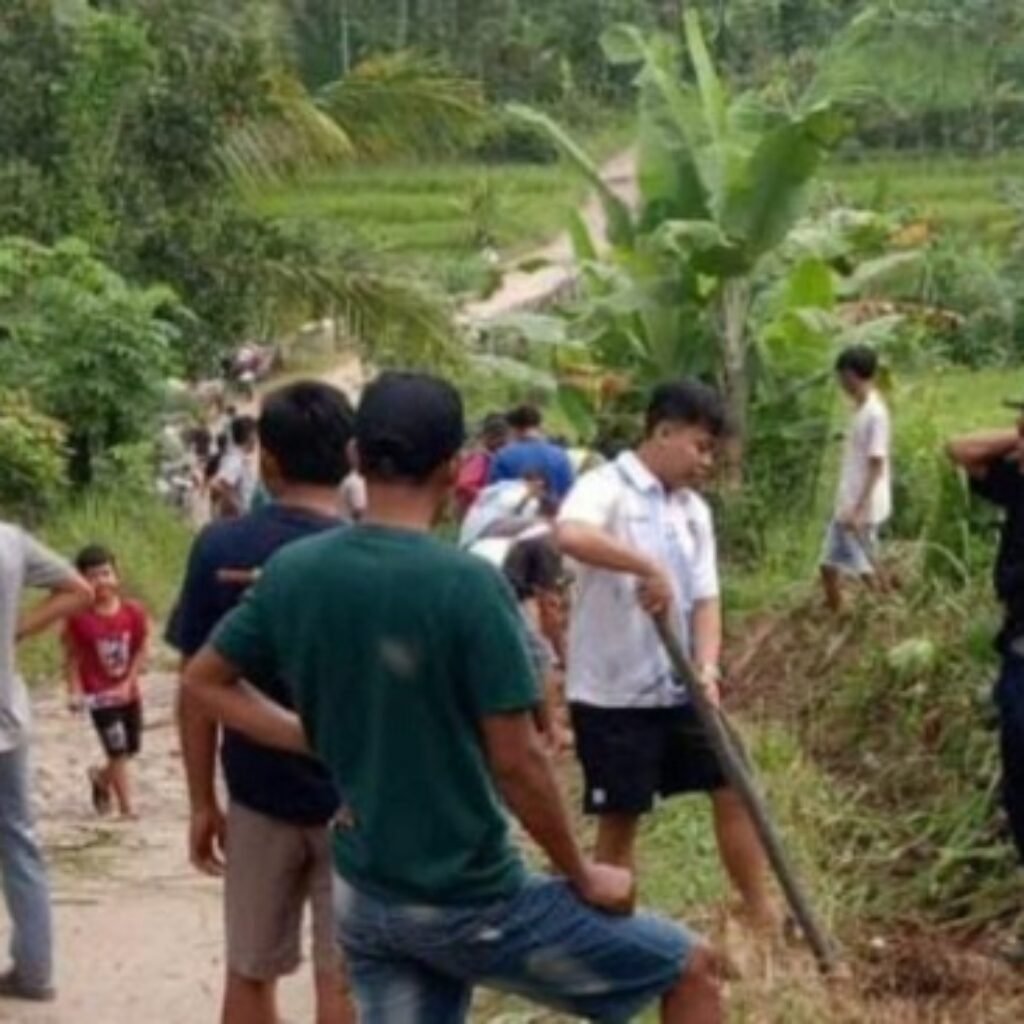 Tak Kunjung Diperbaiki, Warga Kampung Songhak Swadaya Perbaiki Jalan Penghubung Antar Desa