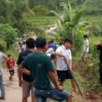 Tak Kunjung Diperbaiki, Warga Kampung Songhak Swadaya Perbaiki Jalan Penghubung Antar Desa