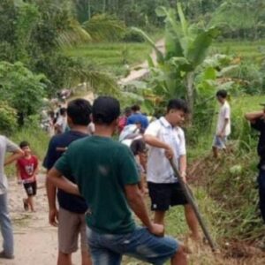 Tak Kunjung Diperbaiki, Warga Kampung Songhak Swadaya Perbaiki Jalan Penghubung Antar Desa
