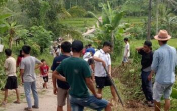 Warga Kampung Songhak Swadaya Perbaiki Jalan Penghubung Antar Desa