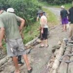 Warga Parakanbeusi Gotong Royong Perbaiki Gorong-Gorong