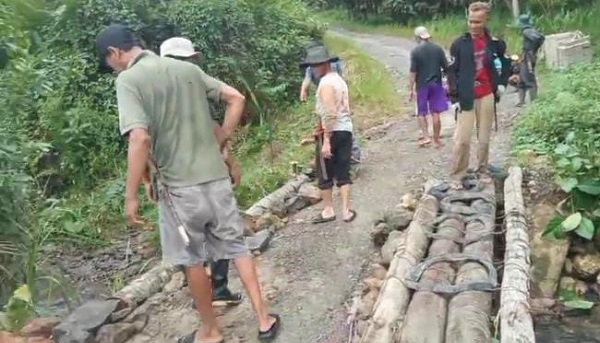 Warga Parakanbeusi Gotong Royong Perbaiki Gorong-Gorong