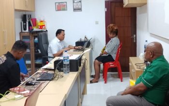 Yan Christian Warinussy Dampingi Tersangka Kasus ITE