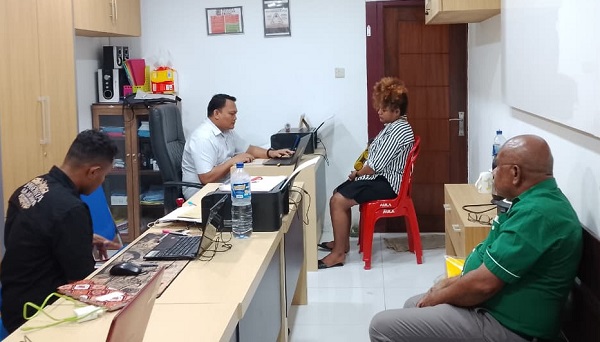 Yan Christian Warinussy Dampingi Tersangka Kasus ITE