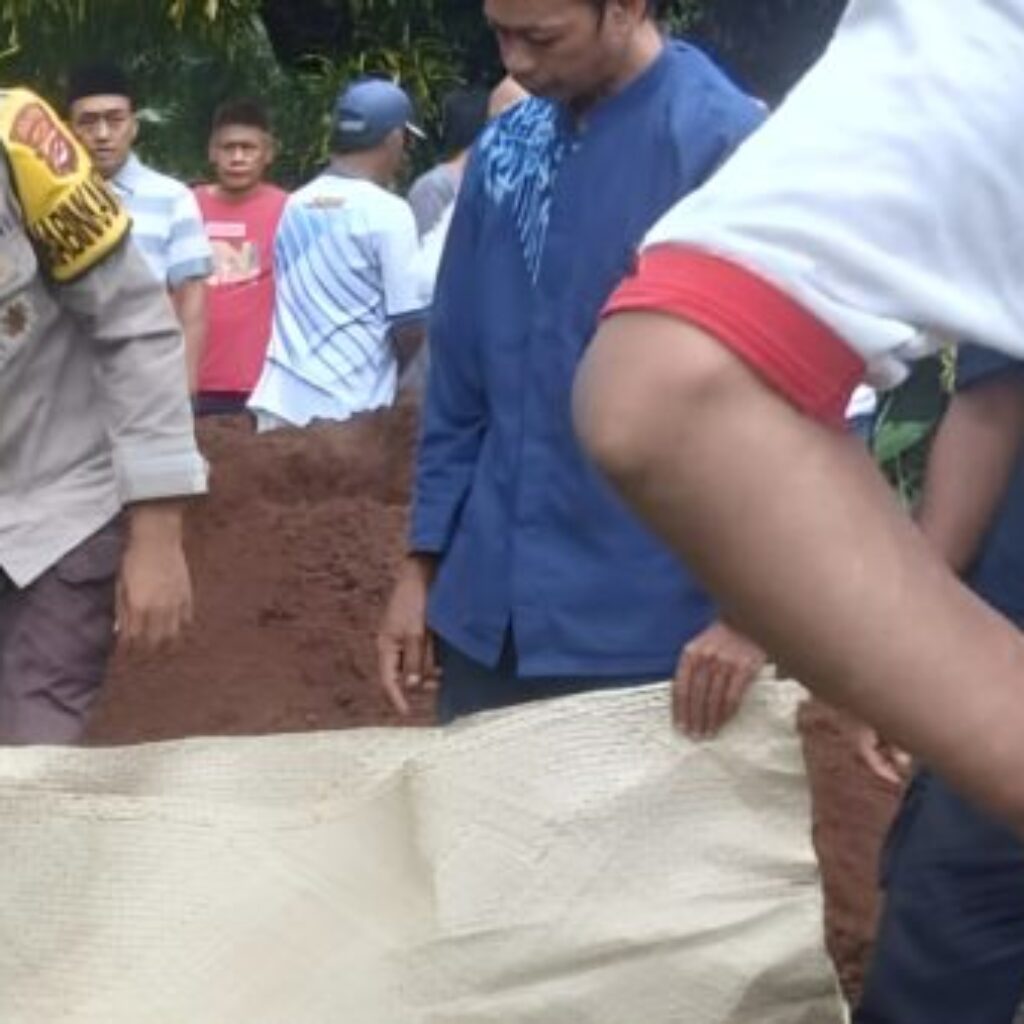 Aipda Sri Eka  Turut Prosesi Pemakaman Warga, Bukti Polisi Hadir di Tengah Masyarakat