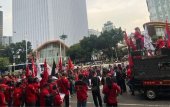 Massa aksi buruh GEBRAK menggelar demonstrasi di kawasan Monas Jakarta